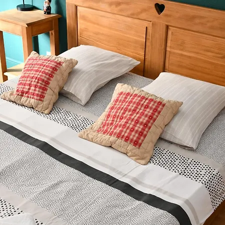 Au Nid D'hirondelles *