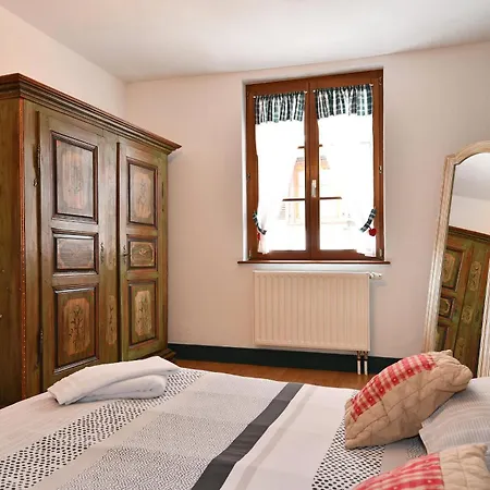 Au Nid D'hirondelles *