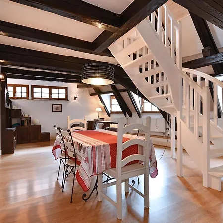 Au Nid D'hirondelles Daire *