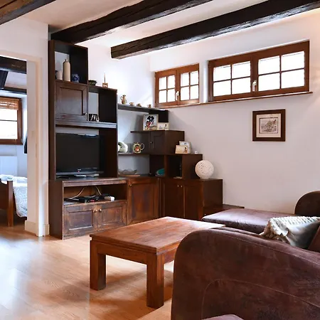 Au Nid D'hirondelles *