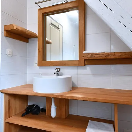 Au Nid D'hirondelles Daire